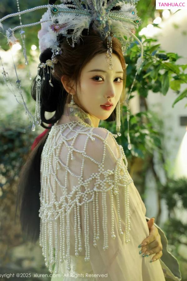   [XiuRen]高清写真图 2025.09.05 No.10736 梨霜儿 浅色古装第21张图片